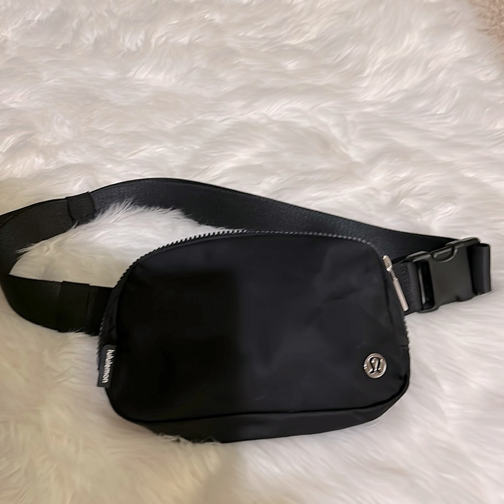 Lululemon black belt back 1L